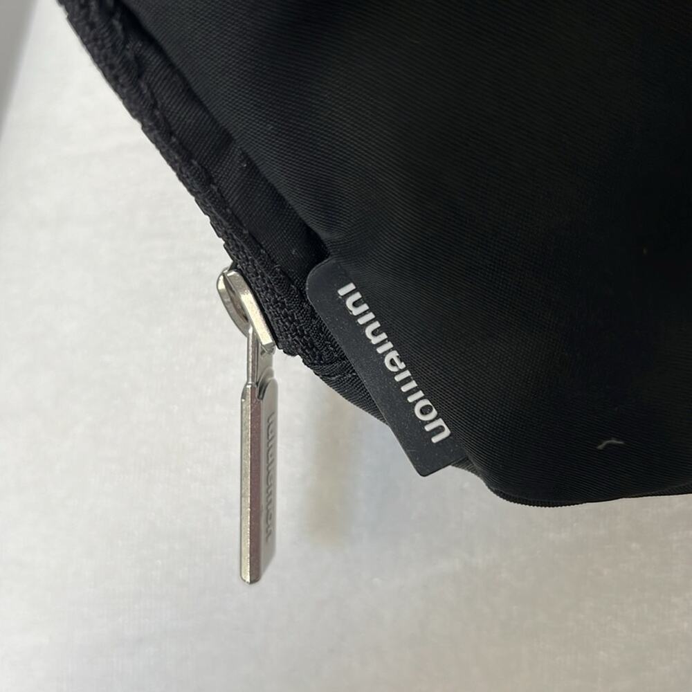 LULULEMON black everywhere belt bag 1L - Picture 5 of 9